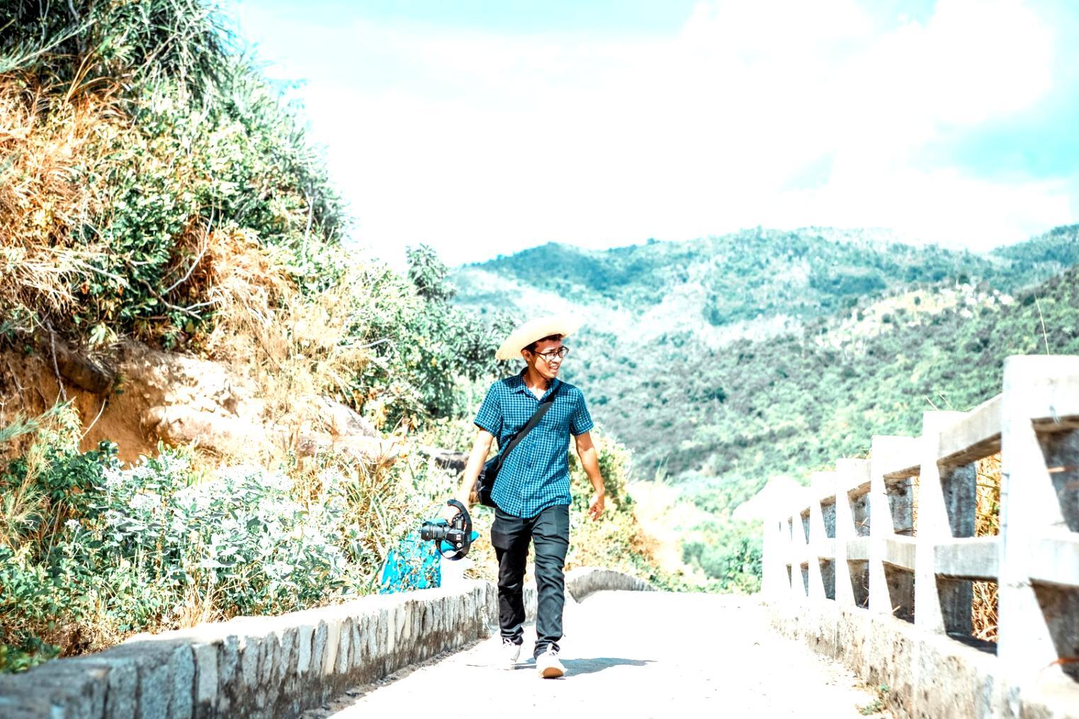 Tour guide training session showing practical skill development