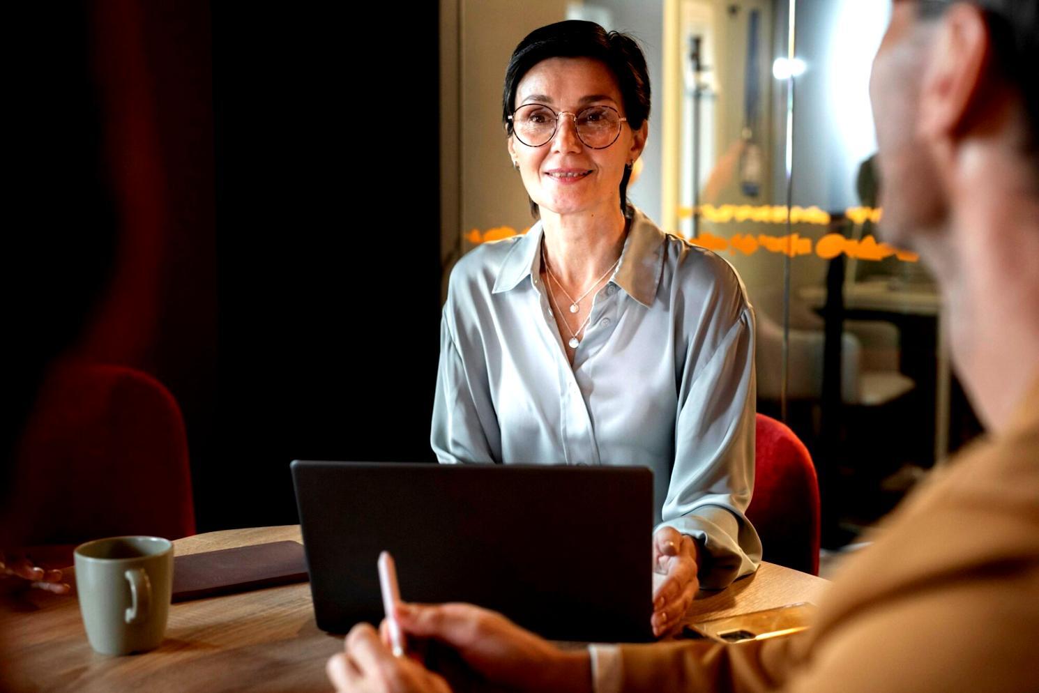 Tour guide practicing storytelling techniques during an outdoor training session